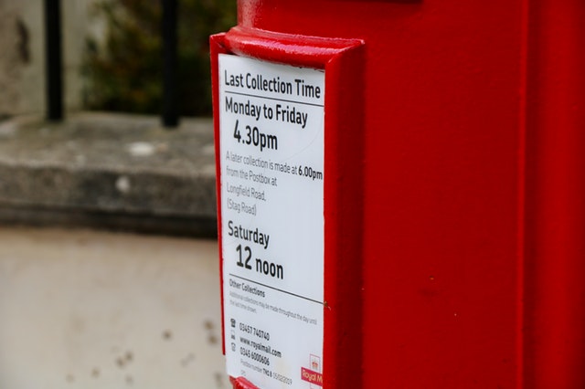 červená poštovní schránka, detail